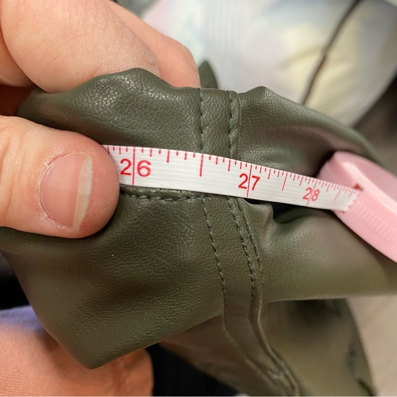 93 Carly Vegan Leather Kick Flare
VERONICA BEARD - Picture 10 of 16